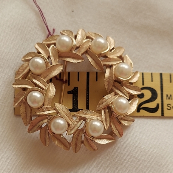 Avon Brooch Round Open Cluster Of Goldtone Metal Leafs Accented 8 Faux Pearls - Picture 3 of 4